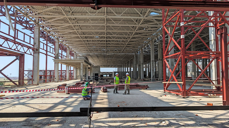 Второй этаж терминала — это зона прибытия, из которой пассажир будет попадать прямо в центр аэровокзала. Она также будет разделена на международные и внутренние рейсы