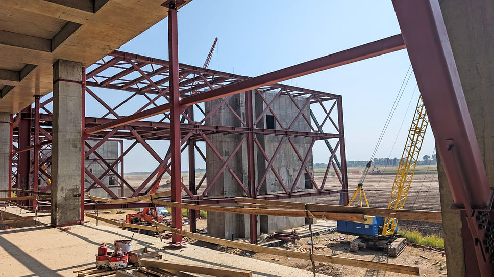 Третий этаж — зона вылета. Для удобства пассажиров в терминале будут предусмотрены телетрапы, известные, как “рукава”. Телетрап соединяет воздушное судно и терминал