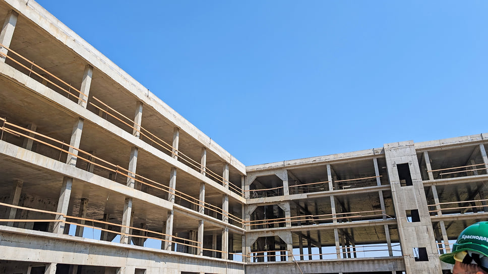 На территории нового аэропорта также будет расположен отдельный административный четырехэтажный блок. Он рассчитан только для персонала и сотрудников терминала