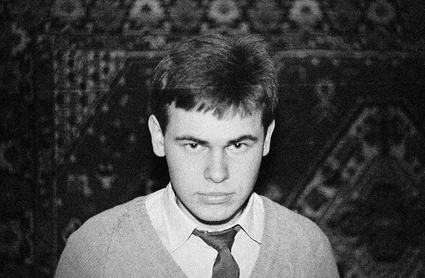 Евгений Касперский. Уроженец Новороссийска в детстве переехал вместе с родителями в подмосковный Долгопрудный. Окончил школу №3 имени Гастелло, а затем поступил в престижную физико-математическую школу-интернат имени Колмогорова при МГУ. В 1982 году стал студентом технического факультета Высшей школы КГБ, где специализировался на криптографии и информационной безопасности. А когда после окончания вуза стал  работать в закрытом научно-исследовательском институте Минобороны, то впервые столкнулся с компьютерным вирусом — Cascade, проанализировал его код и создал первую антивирусную программу