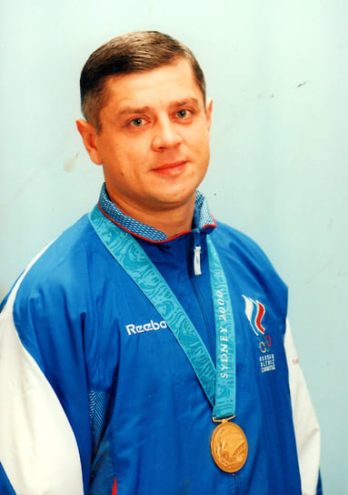 Александр Москаленко. Первый в истории Олимпийский чемпион по прыжкам на батуте, 14-кратный чемпион мира, рекордсмен Книги рекордов Гиннеса окончил школу №7 в станице Переясловской Брюховецкого района. Батут первый раз ему показали в шесть лет. А в одиннадцать Александр уже вошел в состав сборной команды Краснодарского края, через три года — в юношескую сборную СССР, а в 1986 году, на первенстве Европы заработал свои первые большие награды: две золотые и серебряную медаль