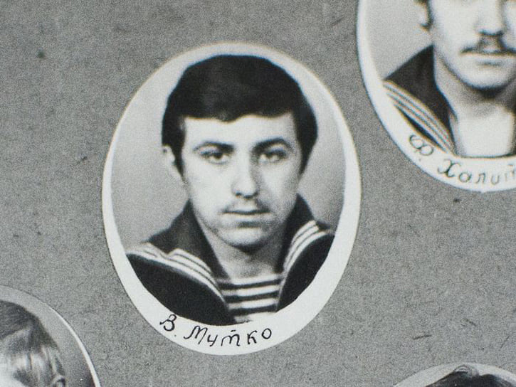 Виталий Мутко. Учился в школе станицы Куринской Апшеронского района Краснодарского края. В школе будущий политик был отличником и любимцем педагогов. Ему легко давалась вся школьная программа. Обожал море и мечтал стать капитаном дальнего плавания. После школы поступил в Ленинградское строительное ПТУ, а спустя год перевелся в профессиональное мореходное училище в Петрокрепости