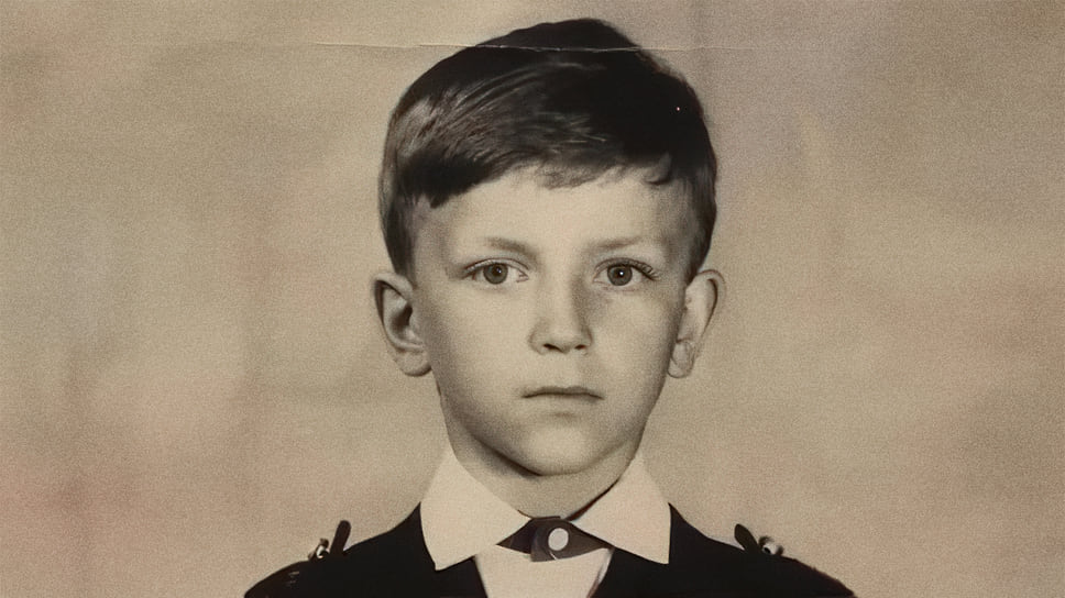 Евгений Наумов. Учился в школе в поселке Березовом. Как вспоминала первая учительница Нина Шестакова, с юных лет в нем были видны задатки лидера. Всегда находился в центре внимания, а одноклассники собирались вокруг него. Четверки у него были только по русскому языку и математике. По остальным предметам учился на пятерки. Больше всего любил физкультуру