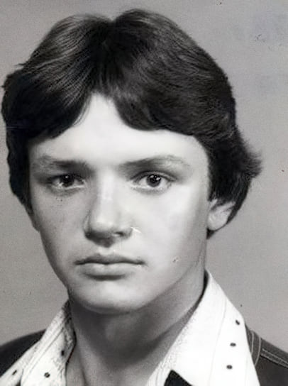 Александр Ткачев. Окончил школу №2 в станице Выселки. Учителя воспоминают его как хорошего и прилежного ученика. Также он занимался баскетболом, активно участвовал в конкурсах школьной самодеятельности и играл на гитаре