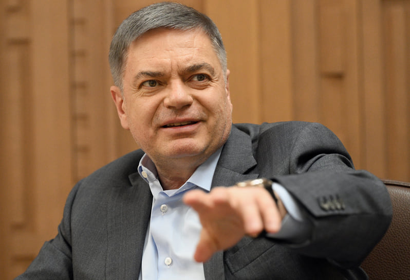 Сергей Шишкарев. Основатель и Председатель Совета директоров Группы компаний «Дело» тоже родился в Новороссийске. Окончил школу в Приморском районе (номер школы нигде не указывается). По воспоминаниям учителей, был хорошим учеником. Но особый интерес проявлял к иностранным языкам и международным отношениям. И это пригодилось ему в дальнейшей жизни. Предприниматель свободно владеет английским, португальским, венгерским и итальянским языками