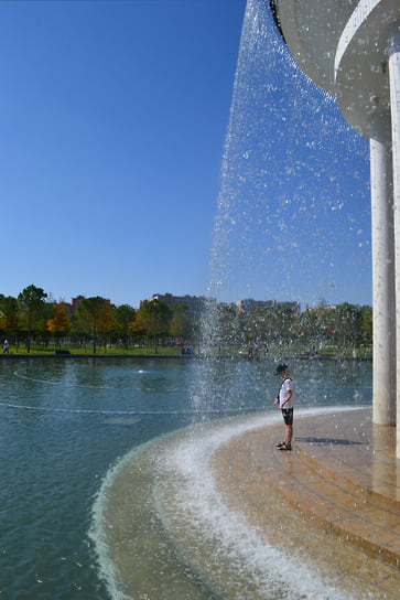 Фонтан-ротонду с водным каскадом краснодарцы называют «Озером любви»