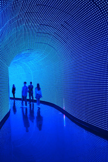 Это интерактивная зона, созданная внутри холма, расположенного у озера