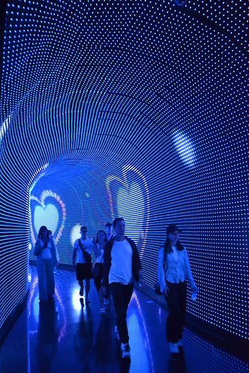 Локация представляет собой сеть тоннелей, часть из которых усыпана множеством светящихся лампочек, создающих рисунки и геометрические фигуры на стенах