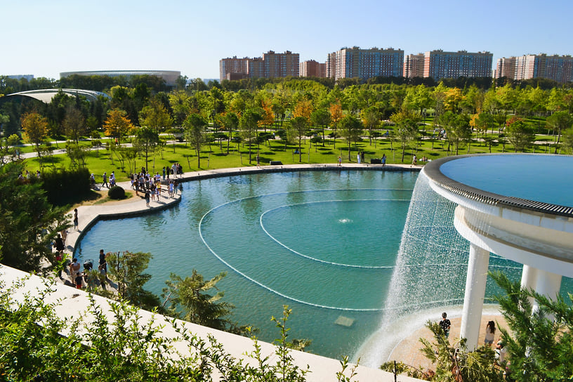 С вершины холма открывается панорама на парк