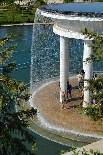 Можно рассмотреть чашу, расположенную на вершине ротонды