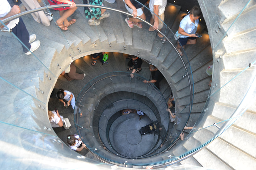 Лестница состоит из двух пролетов, чтобы спускающиеся и поднимающиеся люди не мешали друг другу