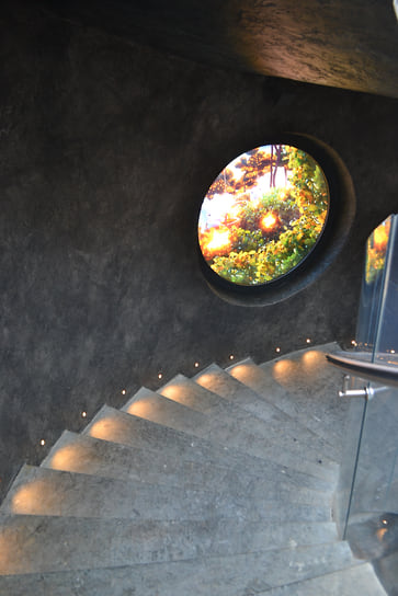 Вдоль лестницы расположены круглые окошки, заглянув в которые, можно понаблюдать за жизнью анимационных кроликов