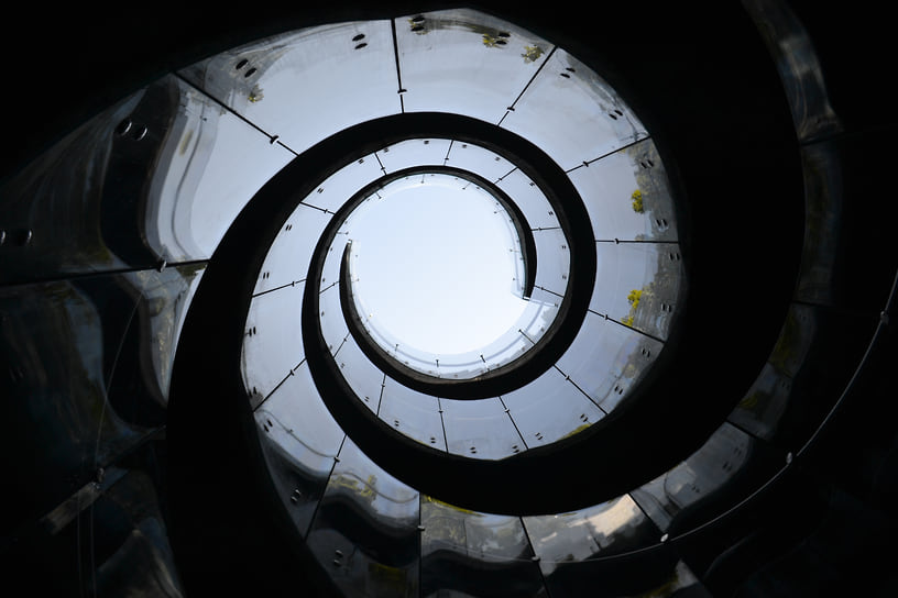 Тоннели ведут к винтовым лестницам