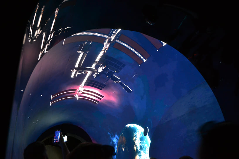 Над головами посетителей проносятся метеориты, проплывают планеты и космические корабли