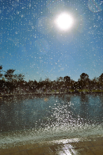 В ясную погоду струи воды переливаются на солнце