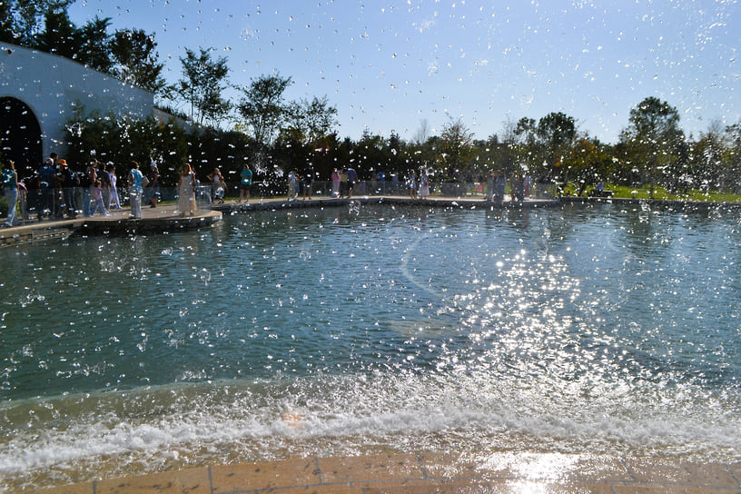 С плоского массивного купола постоянно льется вода