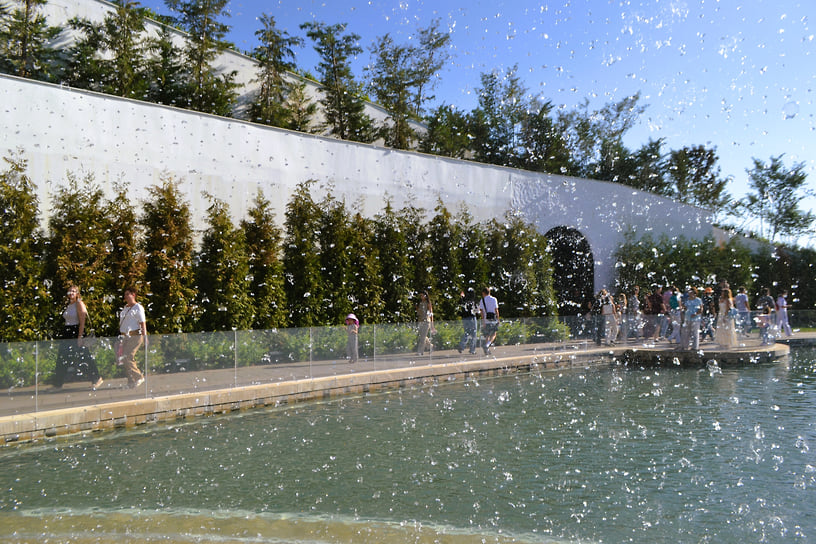 С плоского массивного купола постоянно льется вода