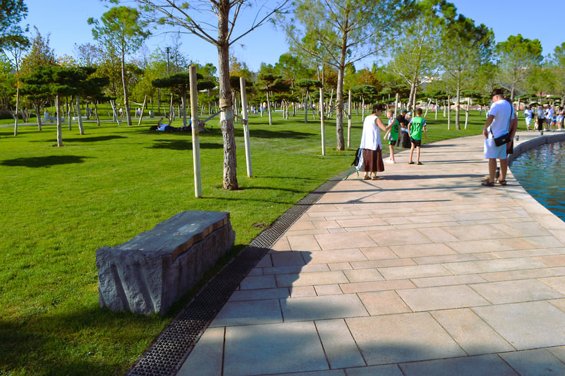 Вокруг озера установили каменные скамьи