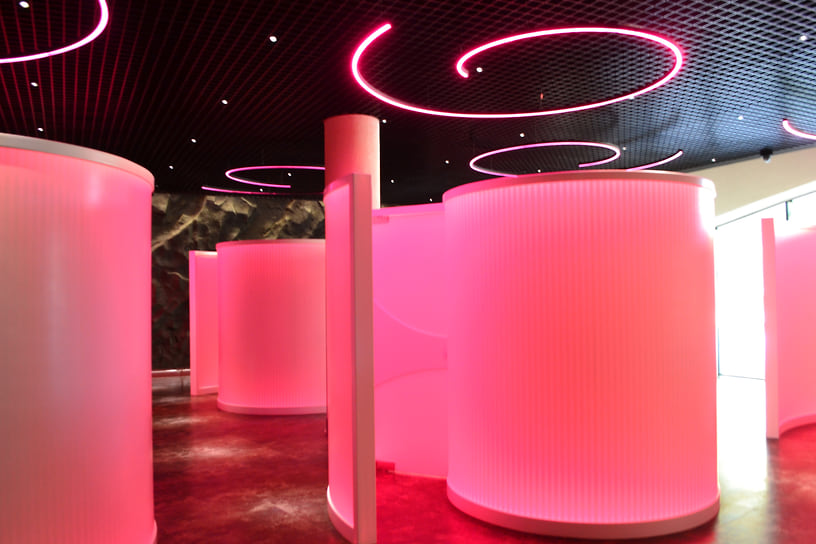 С другой стороны холма расположен «космический» туалет