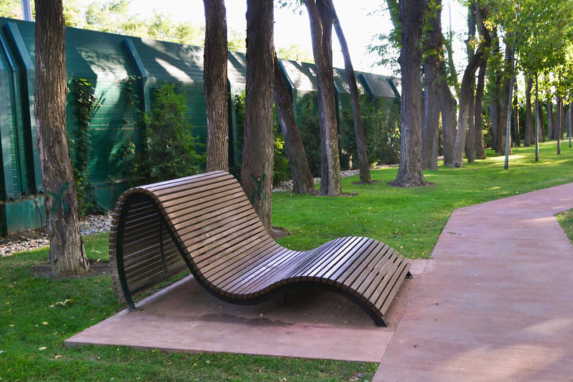 На аллее обустроено множество мест отдыха из дерева