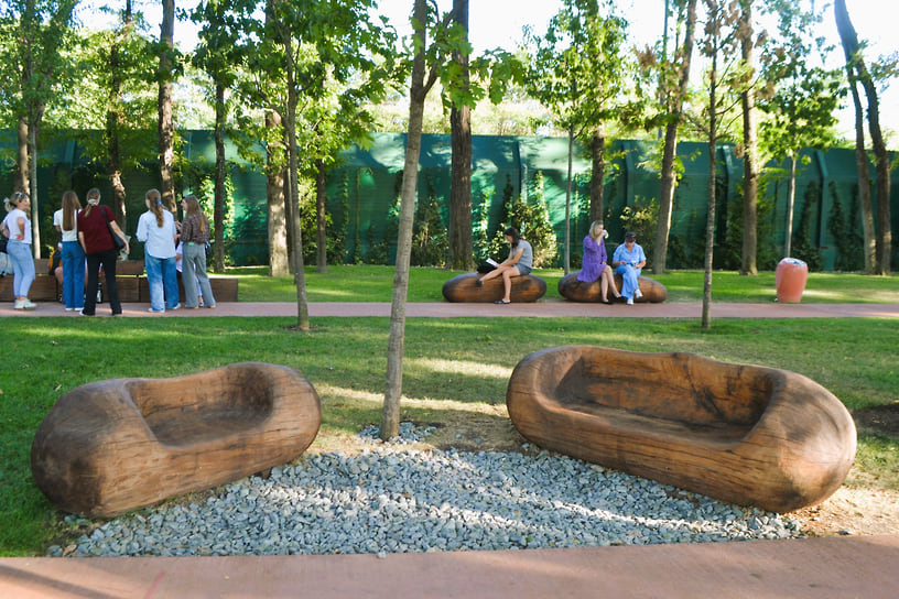 На аллее обустроено множество мест отдыха из дерева: широкие качели, скамейки-лежаки, деревянные кресла, лавочки необычных форм