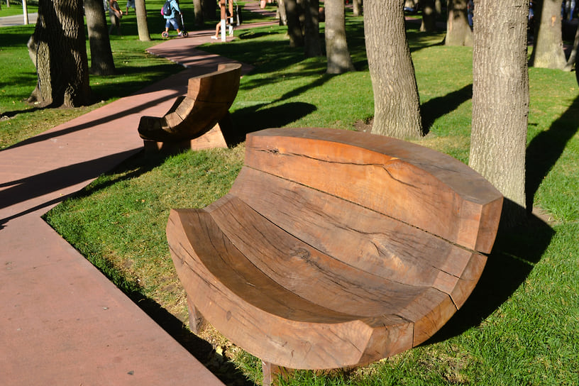 На аллее обустроено множество мест отдыха из дерева