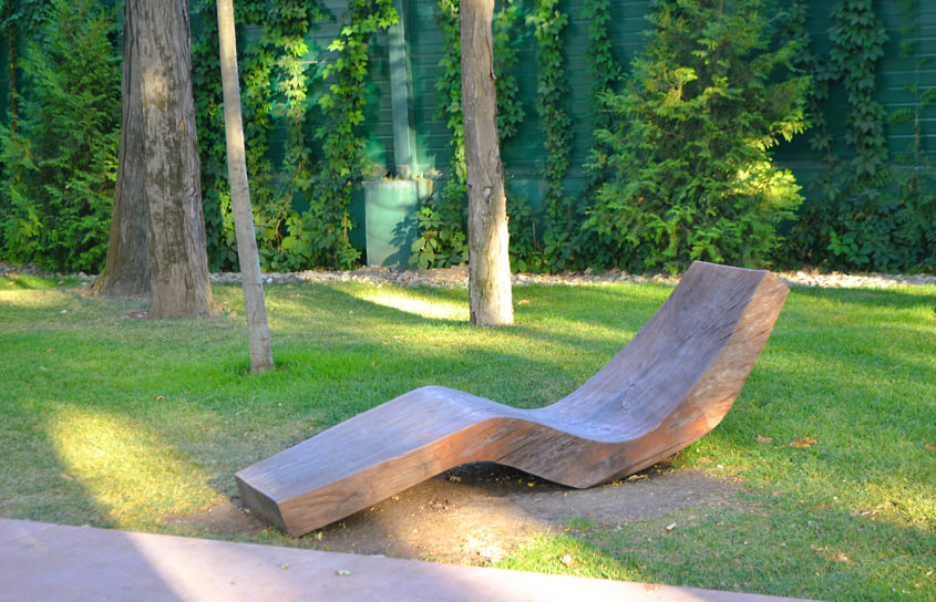 Деревянный лежак в Дубовой аллее в парке «Краснодар»