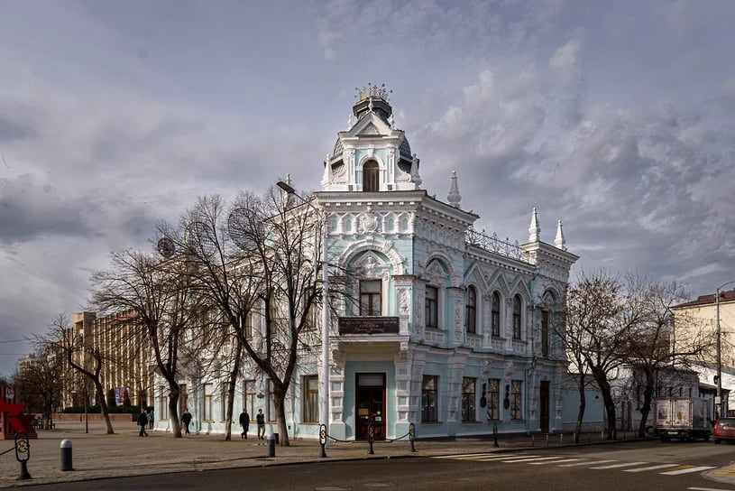 29. Дом инженера Батырбека Шарданова — памятник архитектуры 1905 года. Сейчас — Краснодарский краевой художественный музей им. Ф. Коваленко
