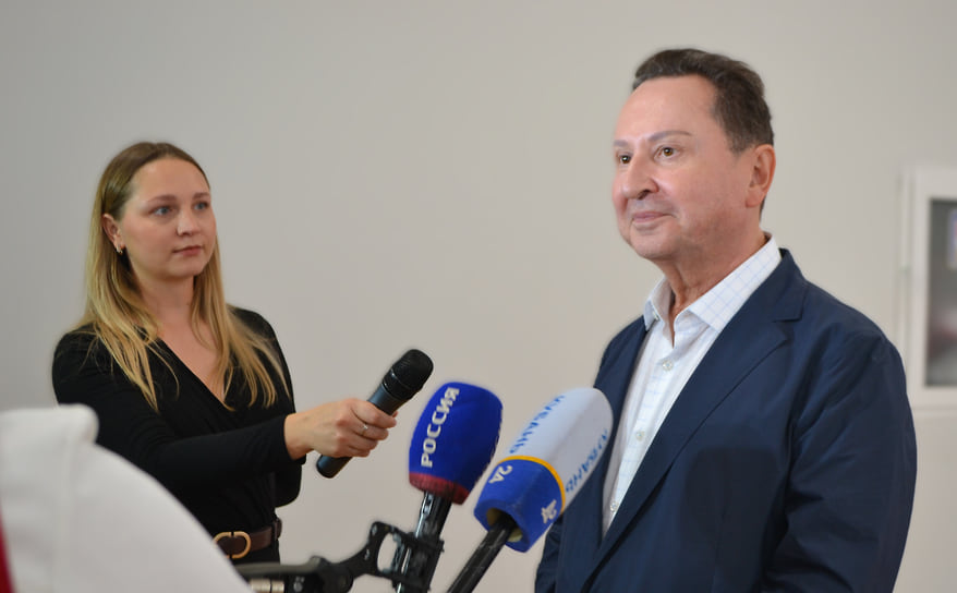 Директор Национального филармонического оркестра России Георгий Агеев перед концертом пояснил журналистам, что в результате сочетания песенного репертуара и симфонических произведений выстраивается «очень интересная драматургия, которая к тому же имеет вектор, соответствующий последовательности развития событий Великой Отечественной войны»