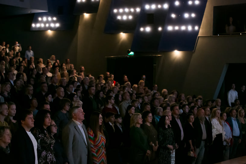 Свободных мест в зале не было