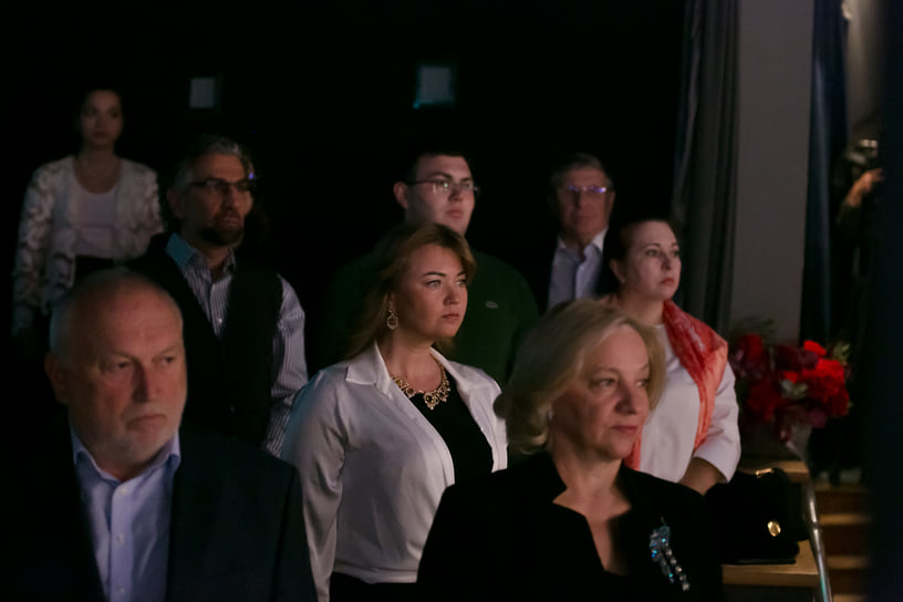 Концерт начался со звуков песни «Священная война»