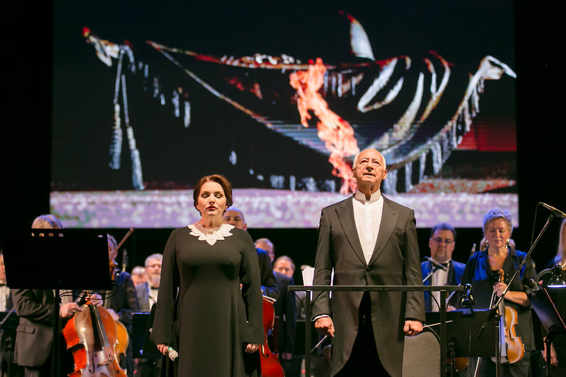 Песню «Священная война» музыканты и зрители слушали стоя