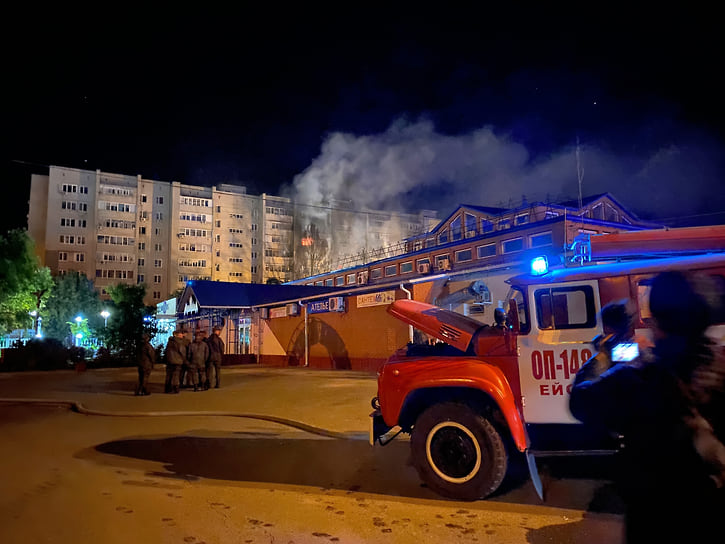 На место ЧП прибыли пожарные расчеты и машины скорой помощи 