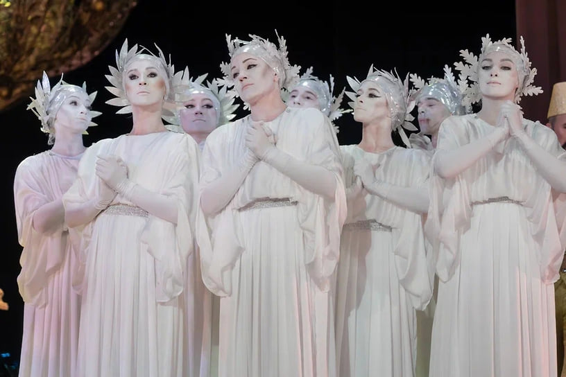 В основу спектакля легла одна сцена из романа — бал