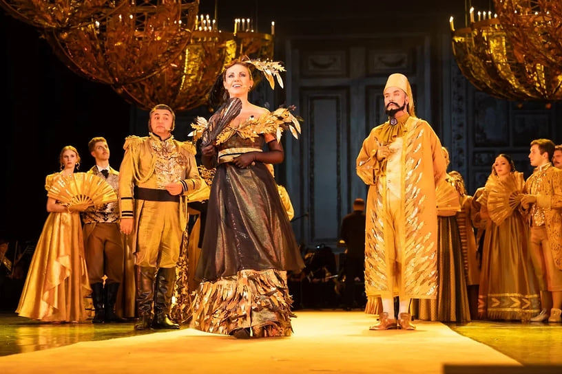 Спектакль представляет собой бал, на котором разворачивается две сюжетные линии — романтические отношения Наташи Ростовой и Андрея Болконского, и сложные — Эллен и Пьера Безуховых