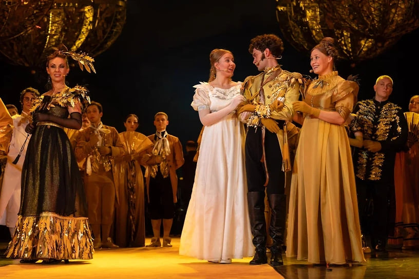 На балу танцуют кадриль, мазурку, вальс, полонез