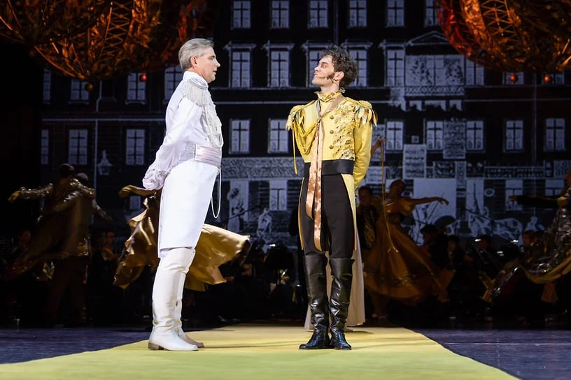 В спектакле заняты артисты Молодежного театра и Музыкального шоу-театра «Премьера»