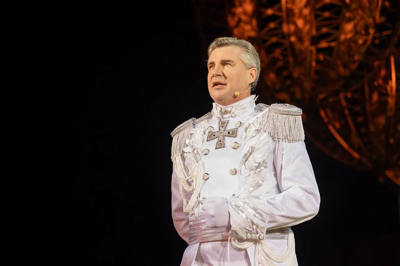 Начало действия происходит прямо в фойе Дворца искусств