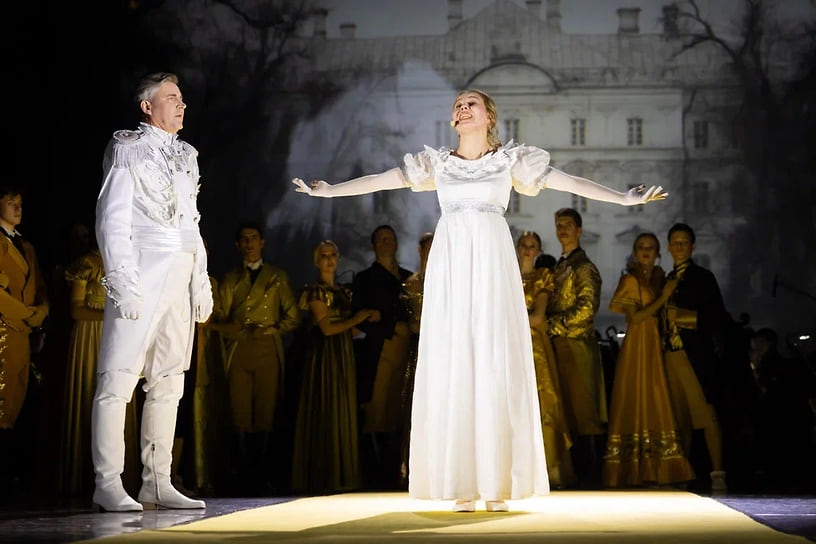 Спектакль завораживает и прекрасной музыкой, и красивыми танцами, и торжественной атмосферой