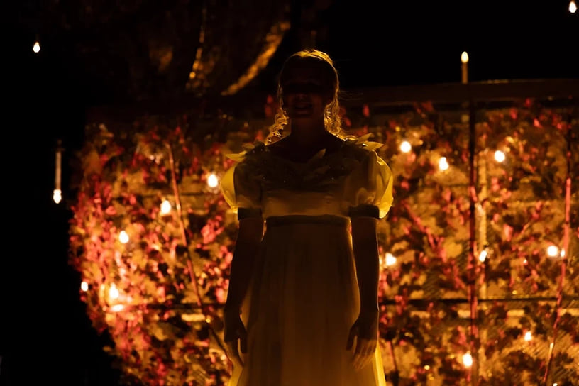 Артисты были в настоящих бальных платьях — таких, как и полтора века назад