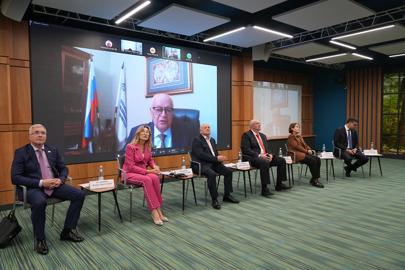 Виктор Черепов, вице-президент РСПП, председатель Комиссии РСПП по индустрии здоровья (на экране)