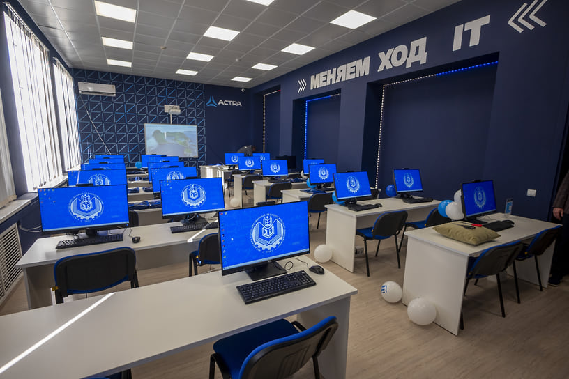 В лаборатории разместили 26 рабочих мест под управлением Astra Linux 1.8, на которых студенты смогут обучаться работе с российскими ИТ-решениями