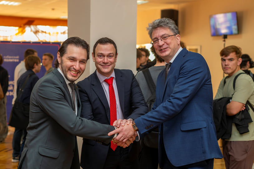 Слева направо: Александр Макарян, декан факультета информационных технологий и кибербезопасности КубГТУ; Александр Гутин, директор по 
маркетингу «Группы Астра», Евгений Дьяконов, кандидат технических наук и проректор по учебной работе КубГТУ.