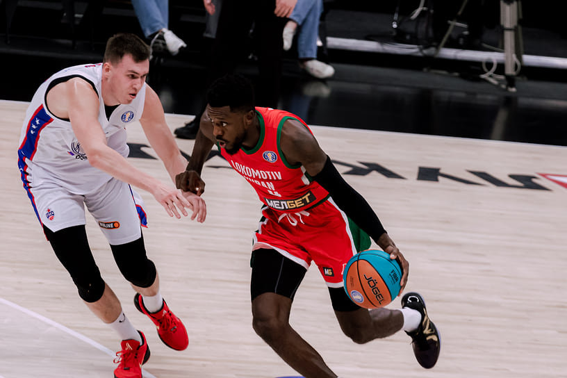 Впервые за «Локомотив-Кубань» сыграл американский форвард Майк Мур, который отличился 12 очками