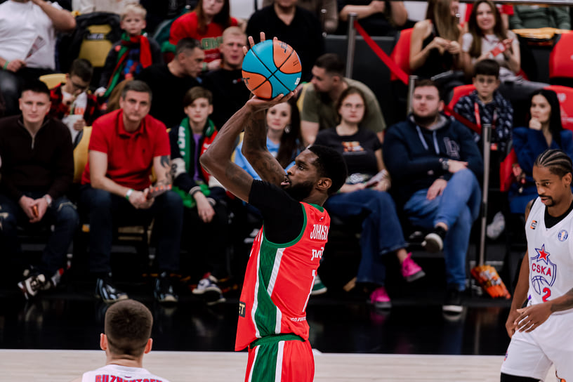 Также за «красно-зеленых» впервые в сезоне вышел форвард Би Джей Джонсон. Игрок выступал за «Локо» в прошлом сезоне