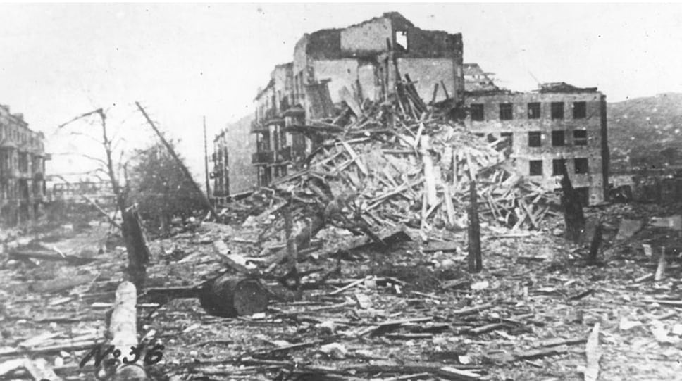 1943. Порт Новороссийск. руины домов № 5 на углу улиц Морской и Революции 1905 и № 6 на углу улиц Мира и Морской