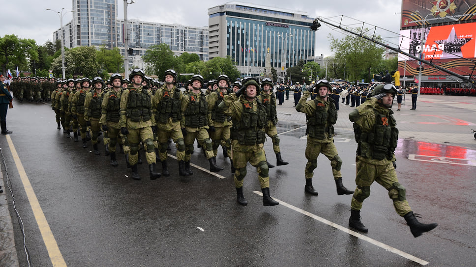 9 мая в Краснодаре и Новороссийске состоялись военные парады в честь 76-й годовщины Победы в Великой Отечественной войне. Из-за пандемии коронавируса они прошли без участия зрителей. Жители городов могли наблюдать за парадом онлайн