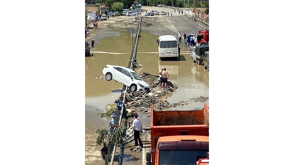 В начале июля на черноморском побережье Краснодарского края прошли обильные дожди. Восемь человек погибли в результате вызванных осадками наводнений. Сотни домов оказались подтопленными, несколько полностью разрушены. Ущерб оценили в сотни миллионов рублей