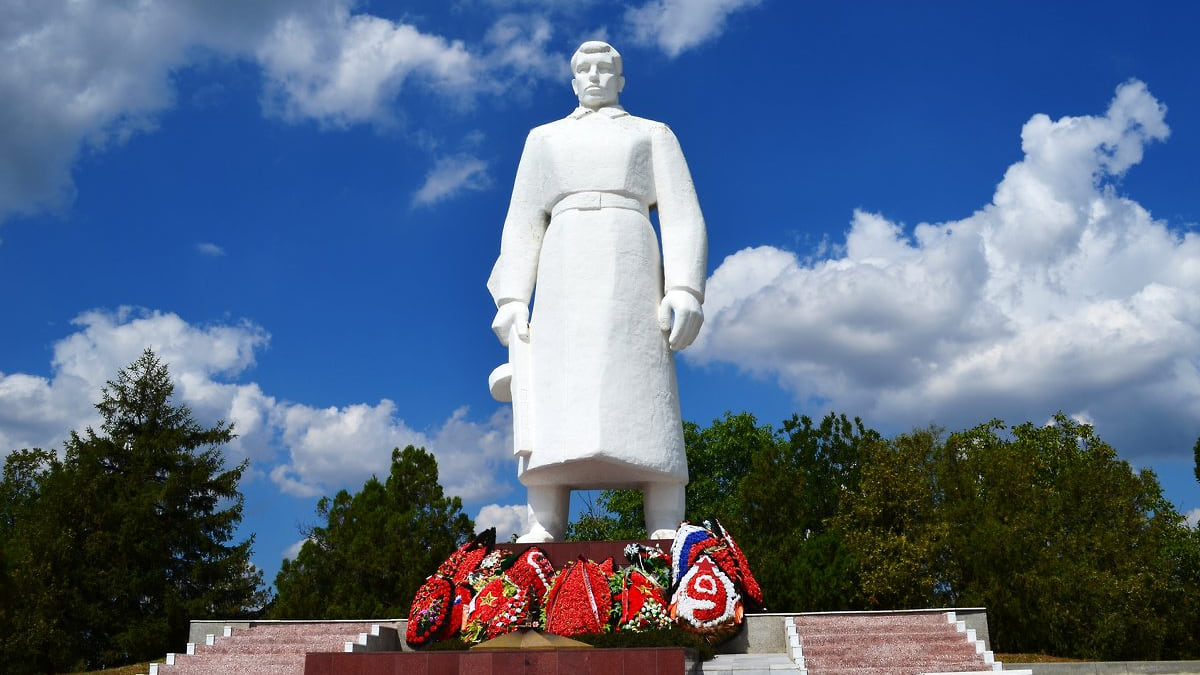 Герои в камне и бронзе – Коммерсантъ Краснодар