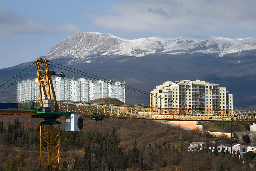 Южный берег Крыма сегодня переживает строительный бум апартаментных комплексов в связи с высоким спросом на курортную недвижимость на полуострове 